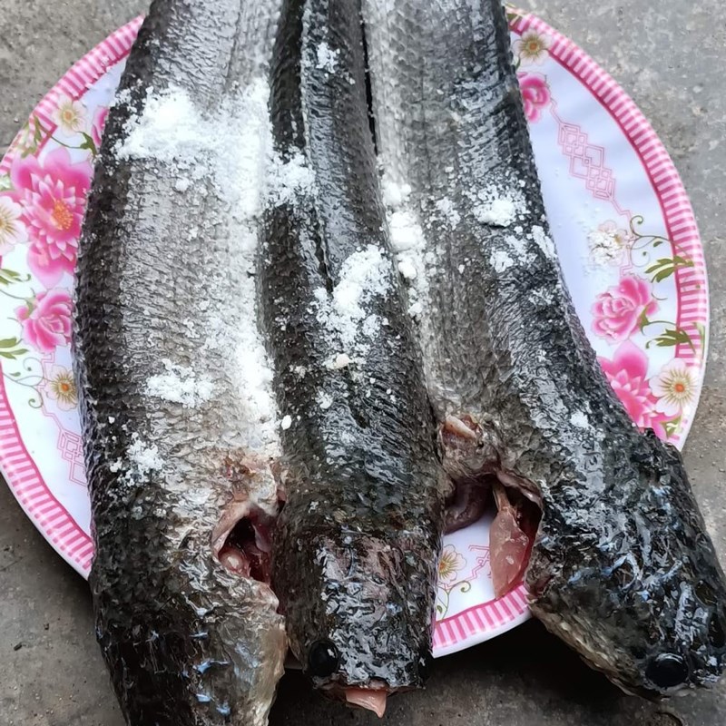 Step 1 Prepare the snakehead fish for Snakehead fish Quang noodles (recipe shared by users)