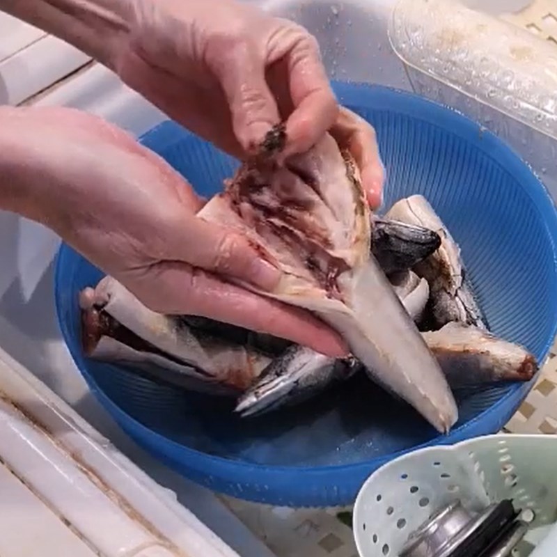 Step 1 Prepare mackerel Mackerel stewed in coconut water