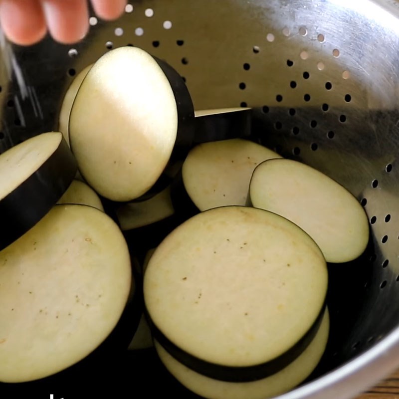 Step 1 Prepare the eggplant Fried eggplant coated with sesame