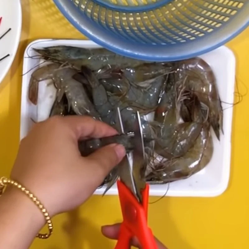 Step 1 Prepare all ingredients for sour shrimp soup with tomato