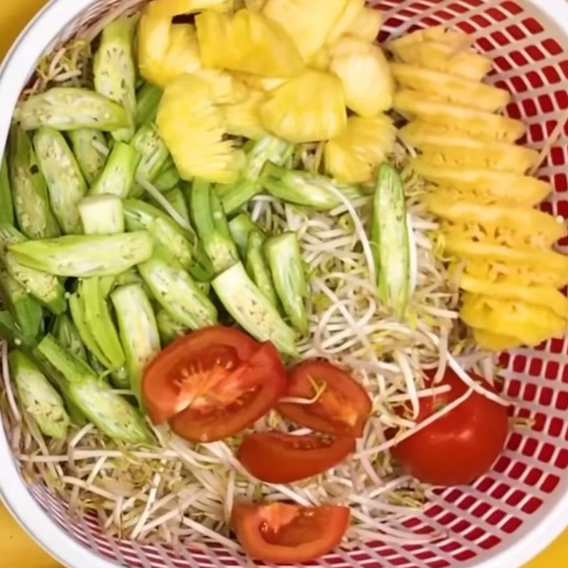 Step 1 Prepare the ingredients for fragrant sour shrimp soup with tomato