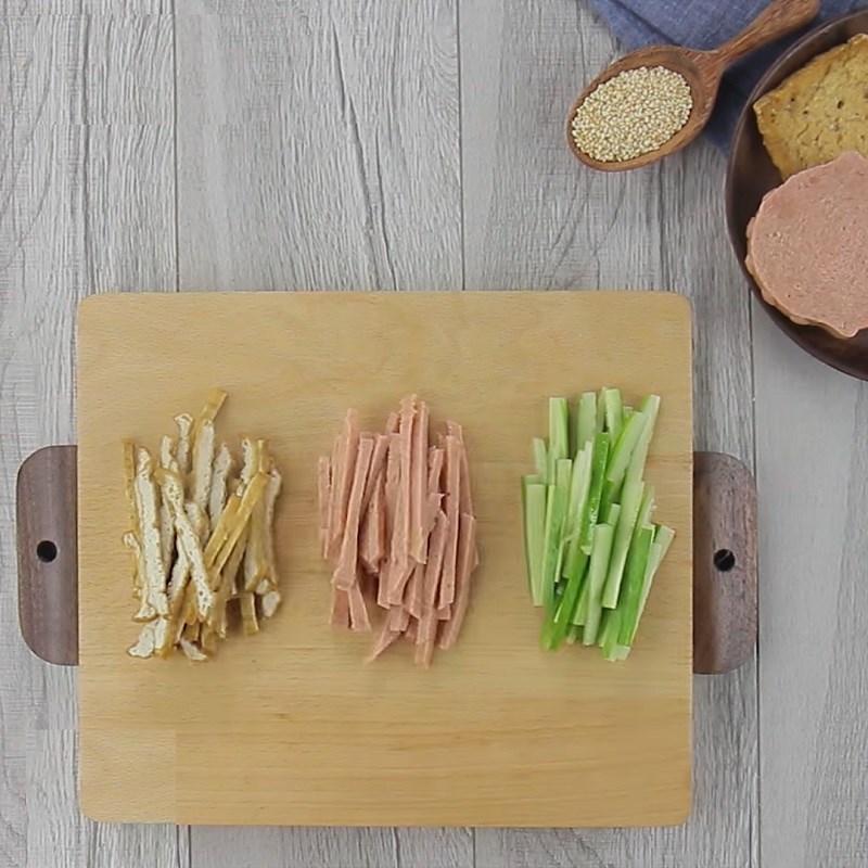 Step 1 Prepare the ingredients for vegetarian sushi with mixed rice and vegetables