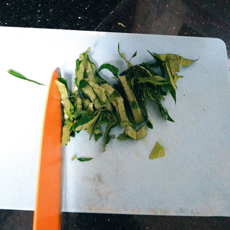 Step 2 Prepare other ingredients Squid steamed with betel leaves