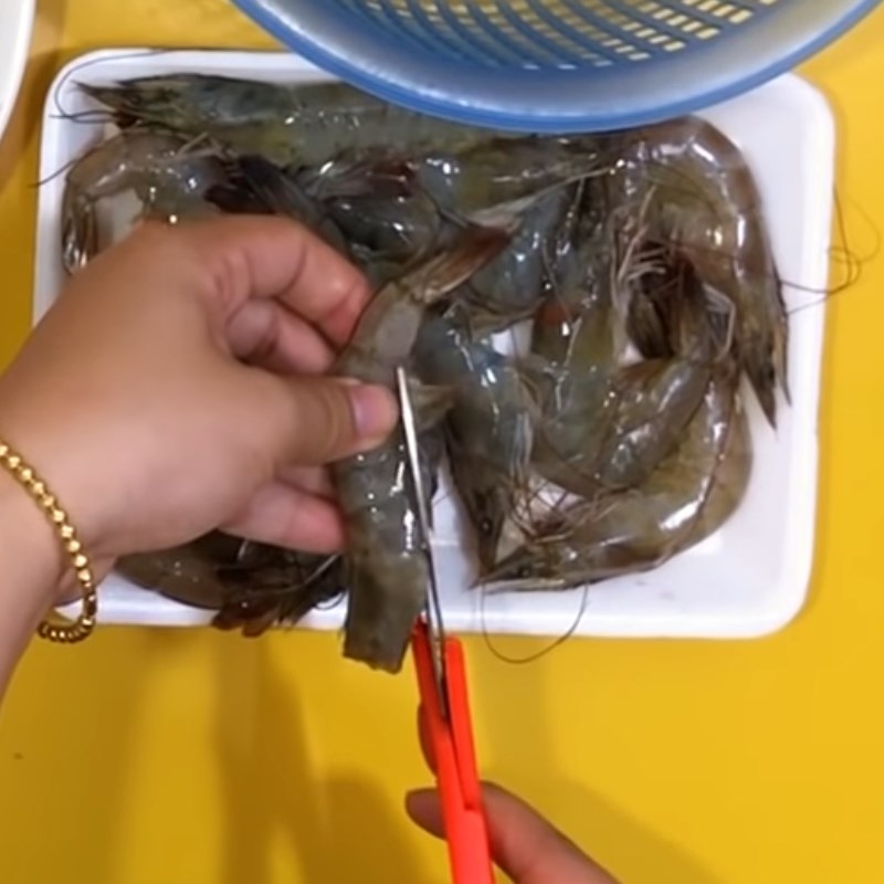 Step 1 Prepare the ingredients for fragrant sour shrimp soup with tomato
