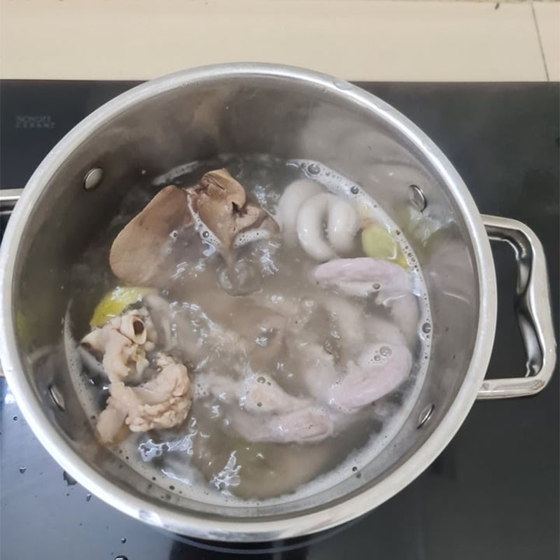Step 1 Prepare the ingredients for stir-fried pig intestines with pineapple