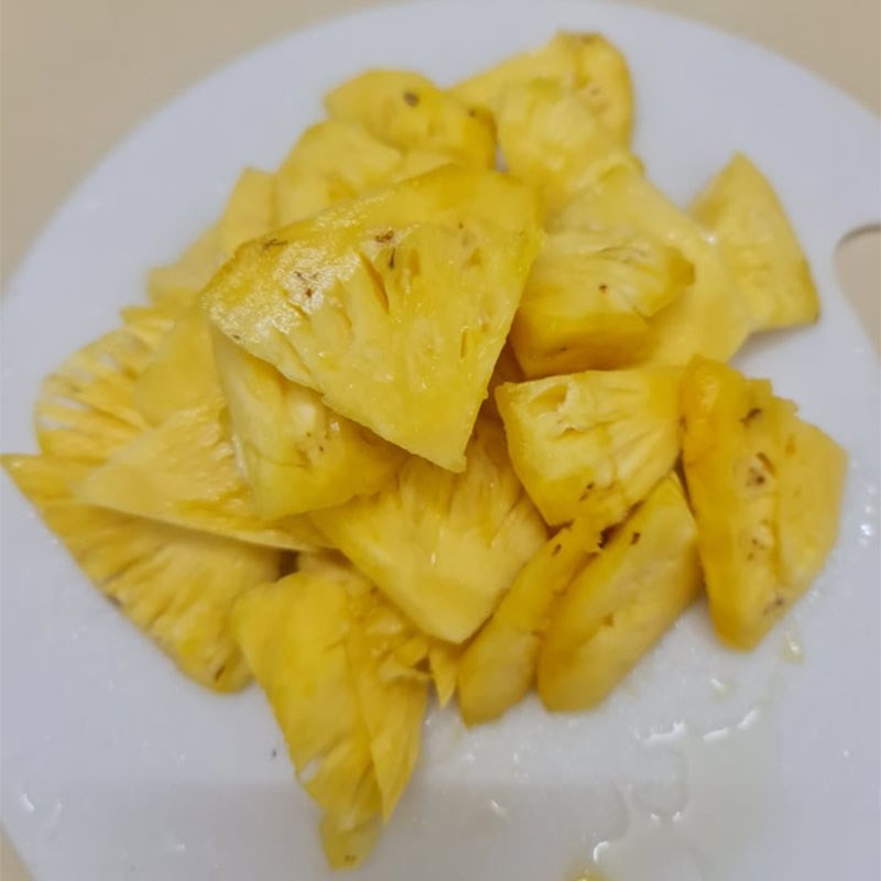 Step 1 Prepare the ingredients for stir-fried pig intestines with pineapple