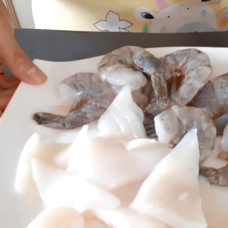 Step 1 Prepare the ingredients for Stir-fried Seafood Pho