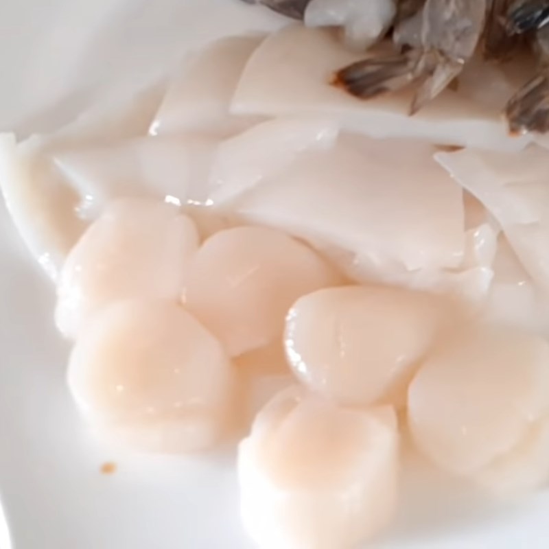 Step 1 Prepare the ingredients for Stir-fried Seafood Pho