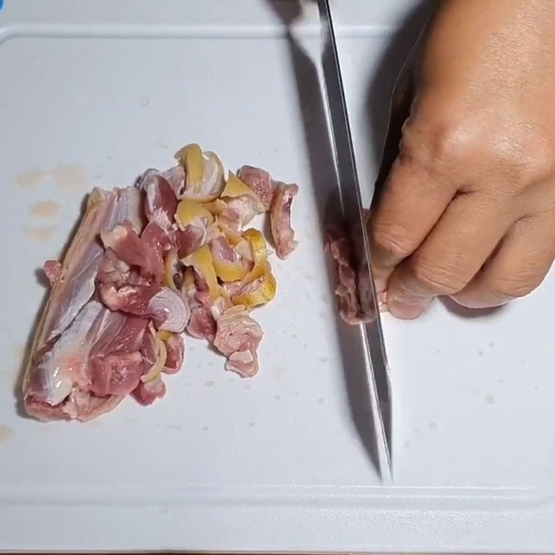Step 1 Prepare the ingredients for Stir-fried Goat Meat with Pepper Leaves