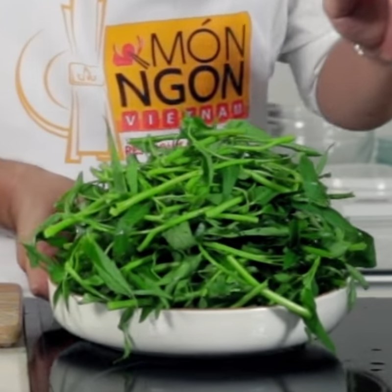 Step 1 Prepare the ingredients for sour shrimp soup with water spinach