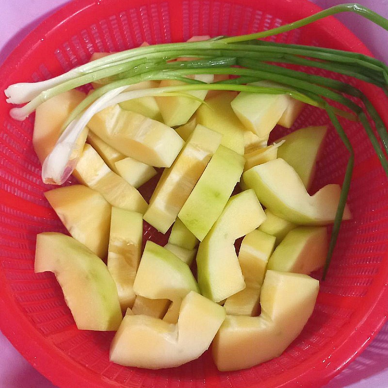Step 1 Prepare the ingredients for the papaya soup with spare ribs