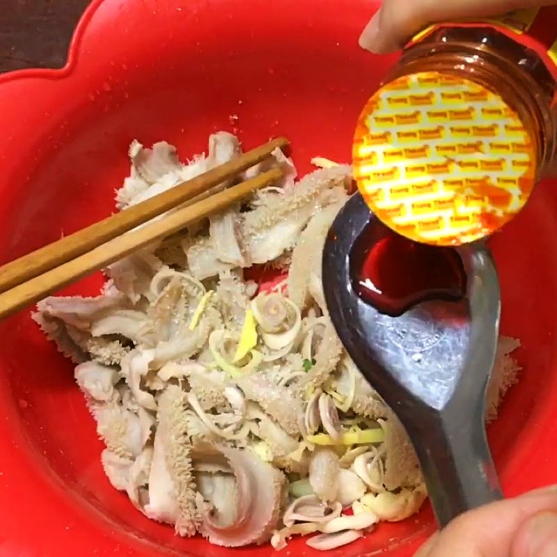 Step 4 Marinate the beef book Stir-fried beef book