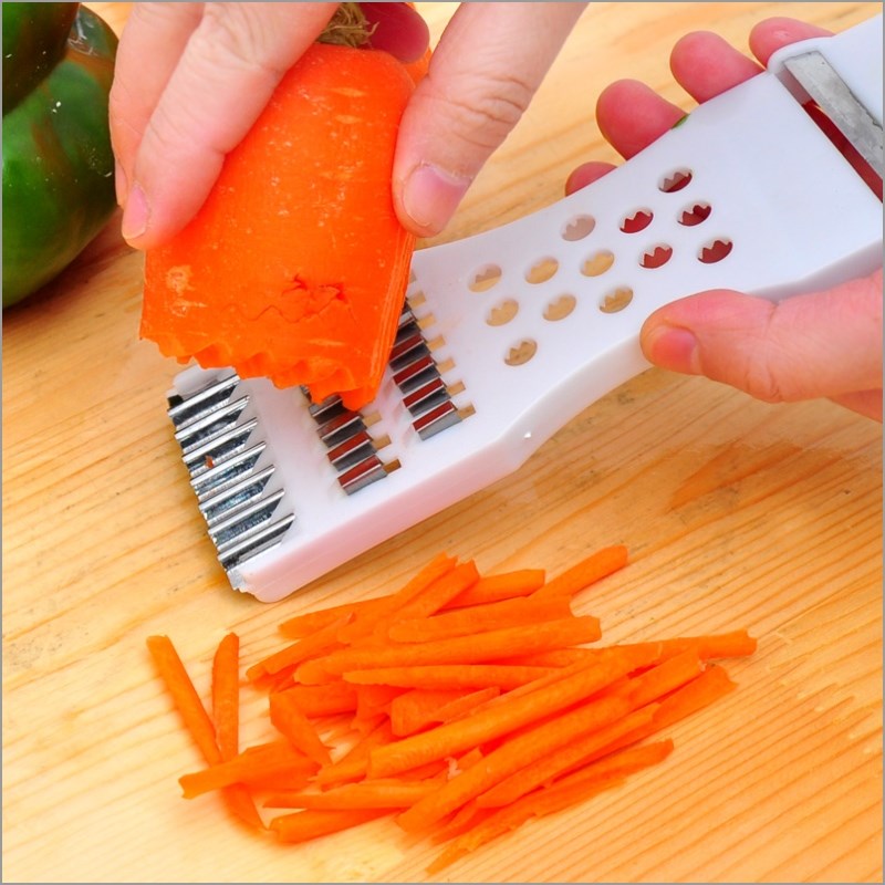 Step 2 Prepare the remaining ingredients (carrots, Vietnamese coriander) Vietnamese coriander salad with pork skin