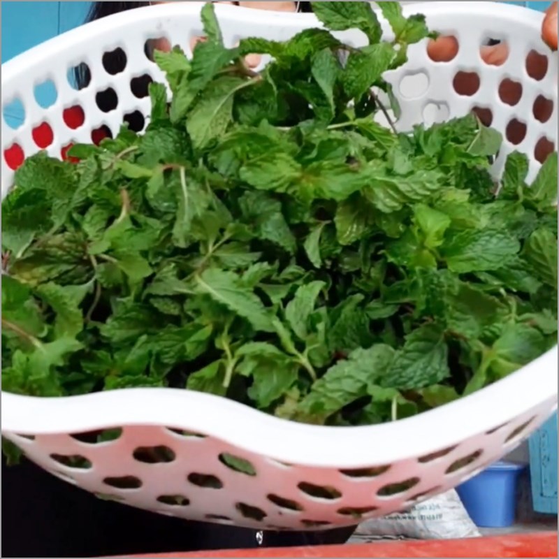 Step 2 Prepare the remaining ingredients (carrots, Vietnamese coriander) Vietnamese coriander salad with pork skin