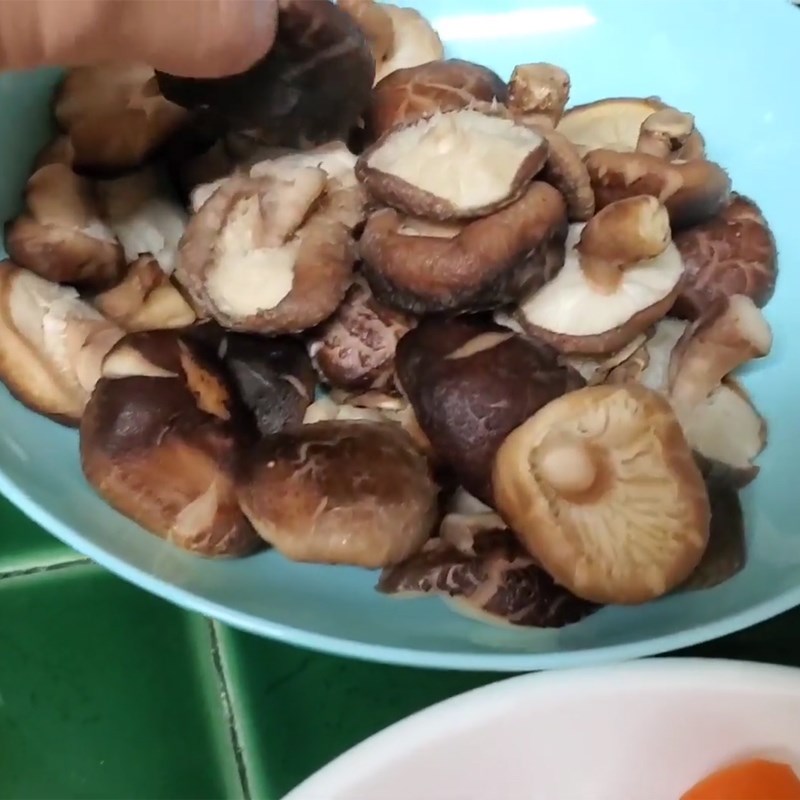 Step 2 Prepare other ingredients Chicken stew with red beans