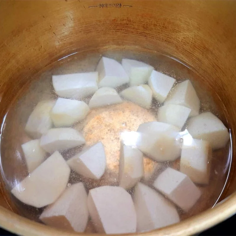 Step 2 Prepare other ingredients for water lily soup with taro