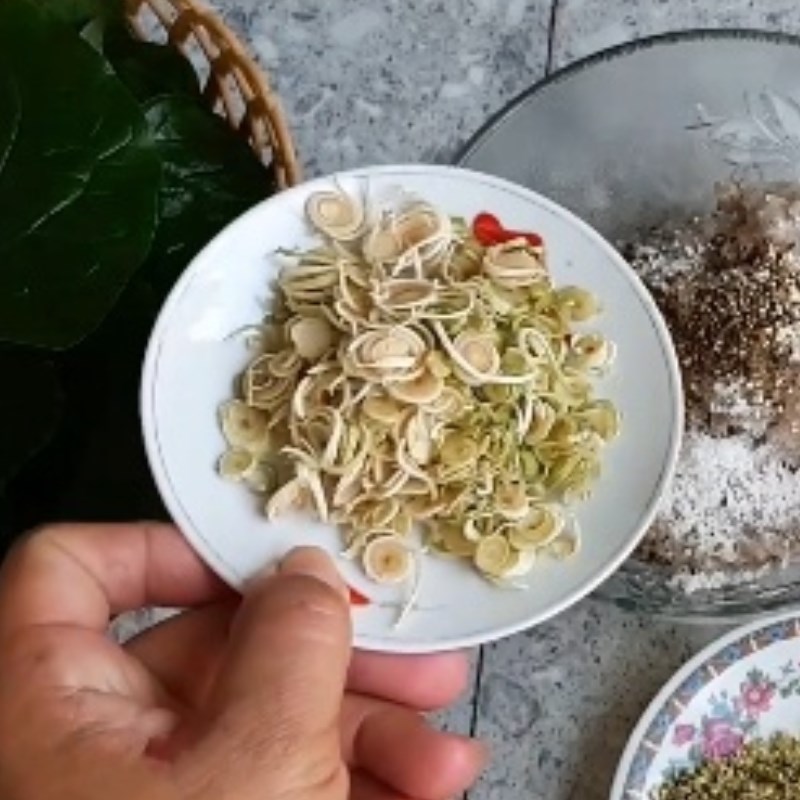 Step 2 Prepare other ingredients Grilled frog sausage wrapped in pepper leaf