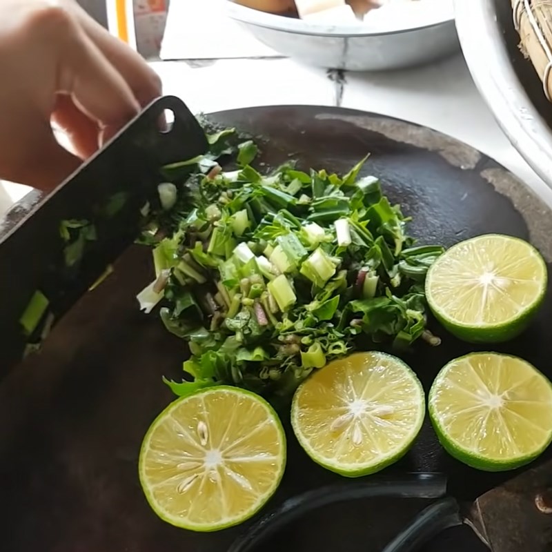 Step 2 Prepare other ingredients for sour soup with dried fish and shredded banana