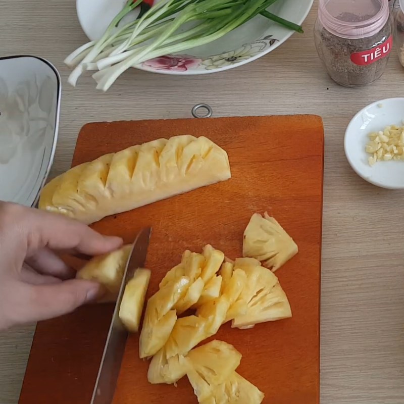 Step 2 Prepare other ingredients Chicken gizzard stew with pineapple