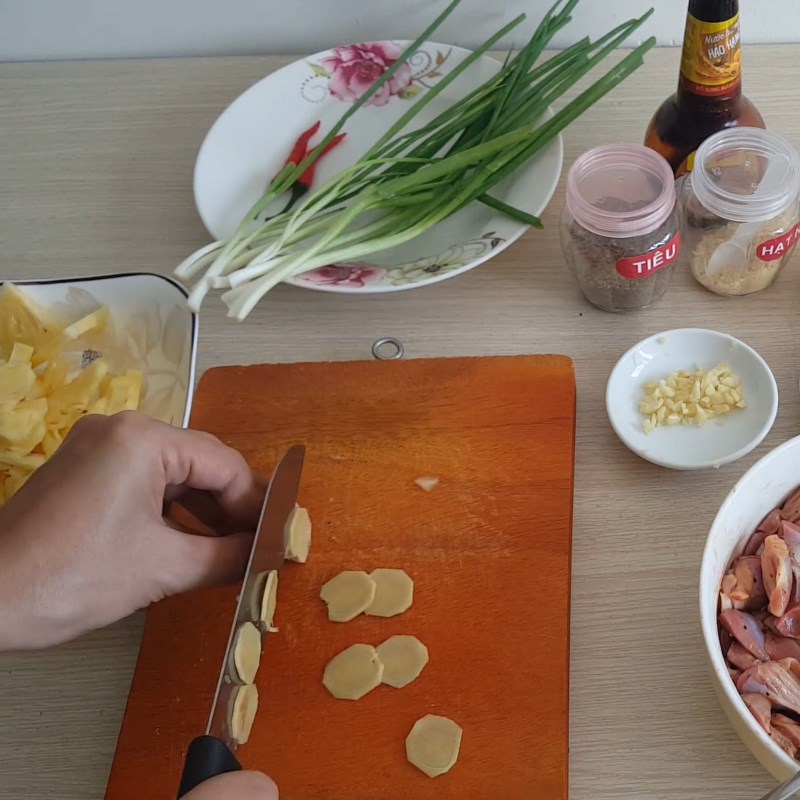 Step 2 Prepare other ingredients Chicken gizzard stew with pineapple