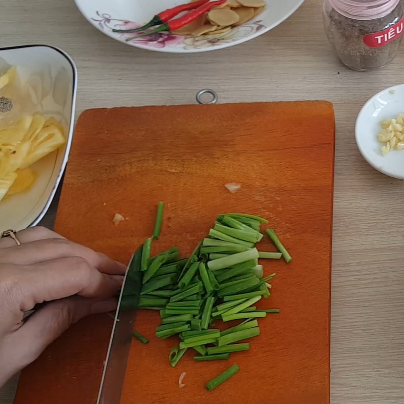 Step 2 Prepare other ingredients Chicken gizzard stew with pineapple