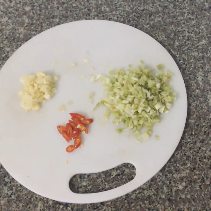 Step 2 Prepare other ingredients Salted figs with lemongrass and chili