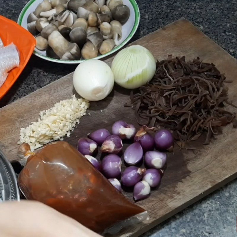 Step 2 Prepare other ingredients Red tilapia braised with fermented soybeans and mushrooms
