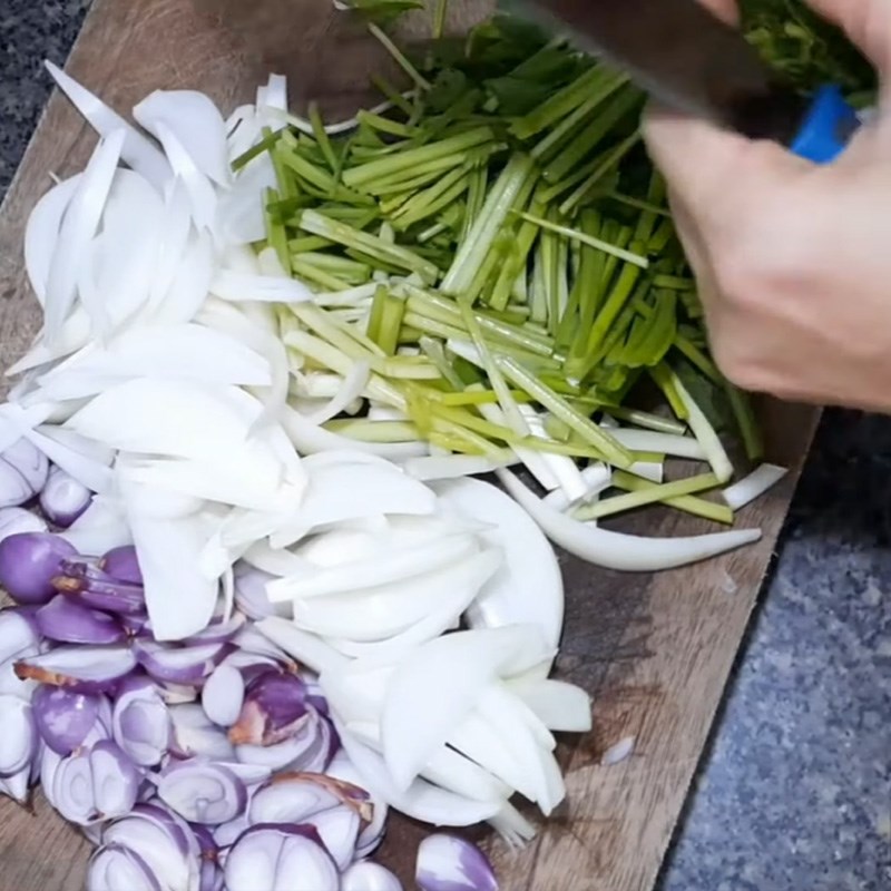 Step 2 Prepare other ingredients Red tilapia stewed with fermented soybeans and mushrooms