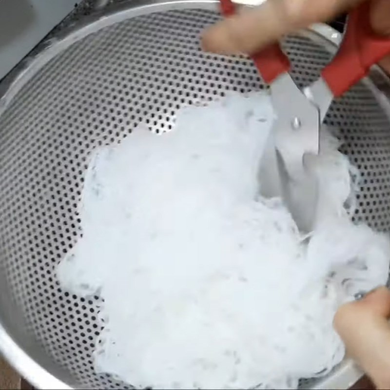 Step 2 Prepare other ingredients Red tilapia stewed with fermented soybeans and mushrooms