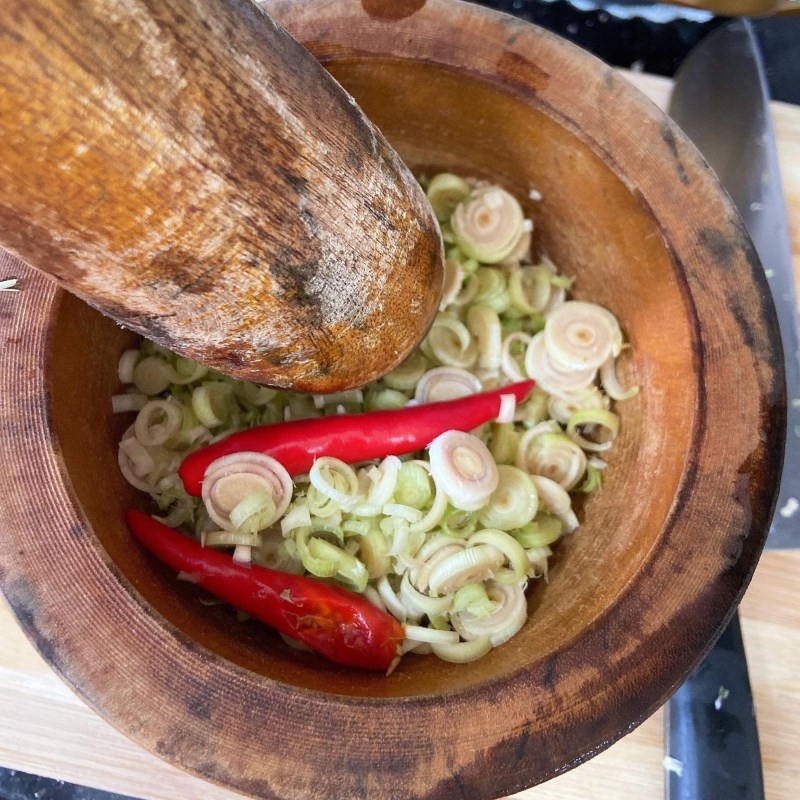 Step 2 Prepare other ingredients Stir-fried green mussels with lemongrass and chili
