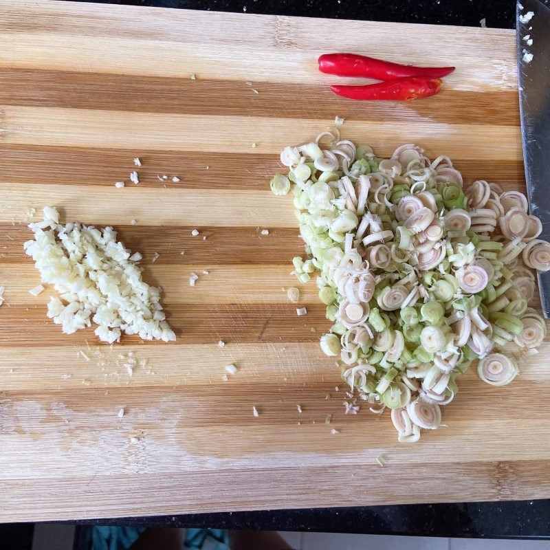 Step 2 Prepare other ingredients Stir-fried green mussels with lemongrass and chili