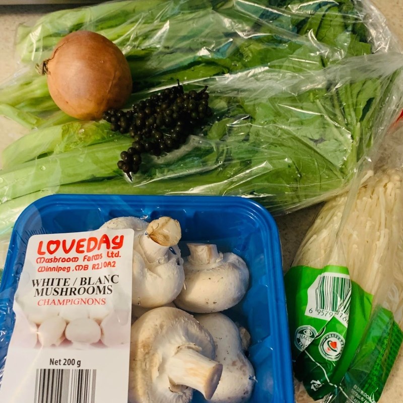 Step 3 Prepare other ingredients for the old chicken hotpot with green pepper mushrooms