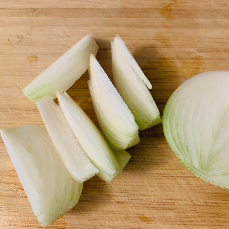 Step 3 Prepare other ingredients for the old chicken hotpot with green pepper mushrooms