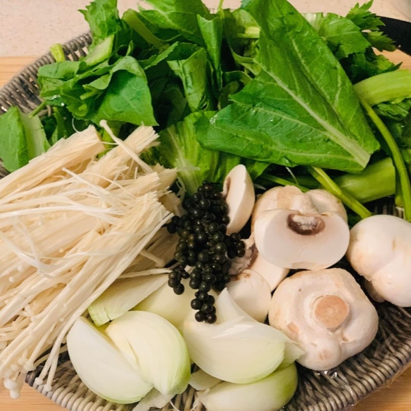 Step 3 Prepare other ingredients for the old chicken hotpot with green pepper mushrooms