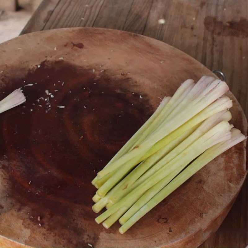 Step 1 Prepare the marinated ingredients for buffalo meat with lemongrass