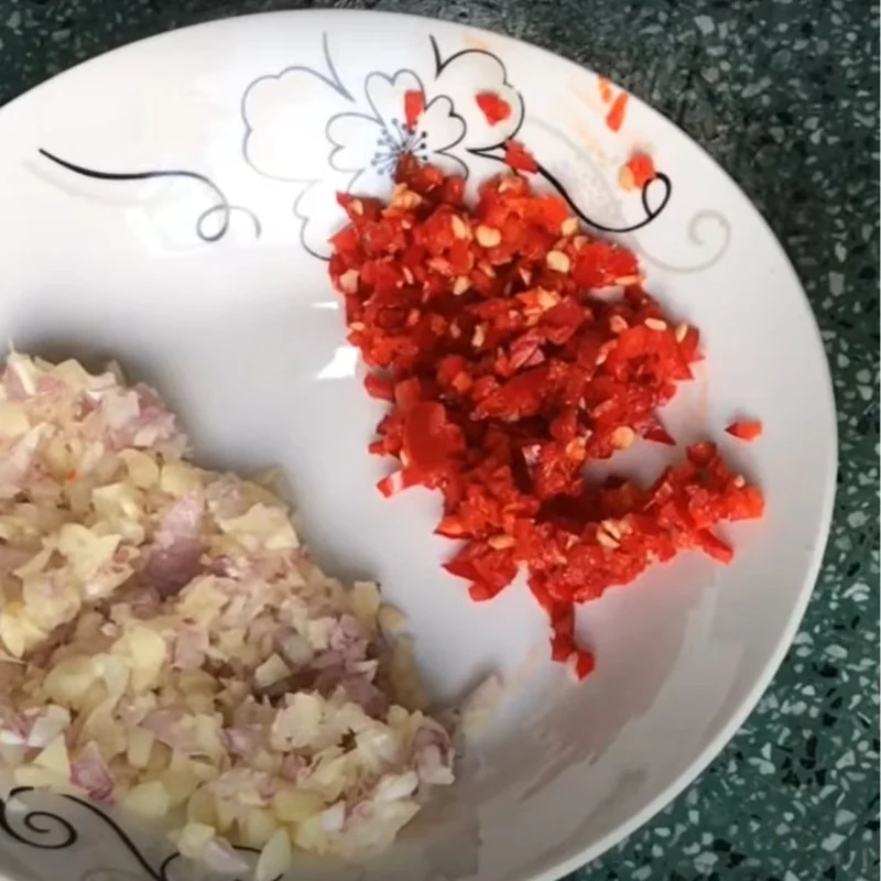 Step 2 Prepare the ingredients and mix the garlic fish sauce