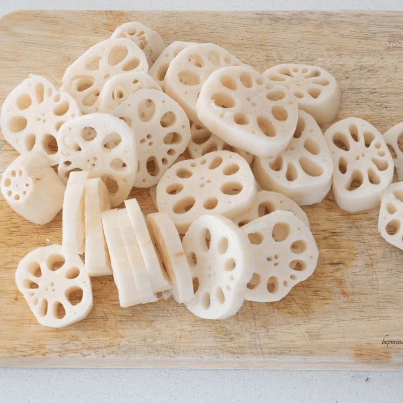 Step 2 Prepare lotus root and carrot for red apple lotus root soup