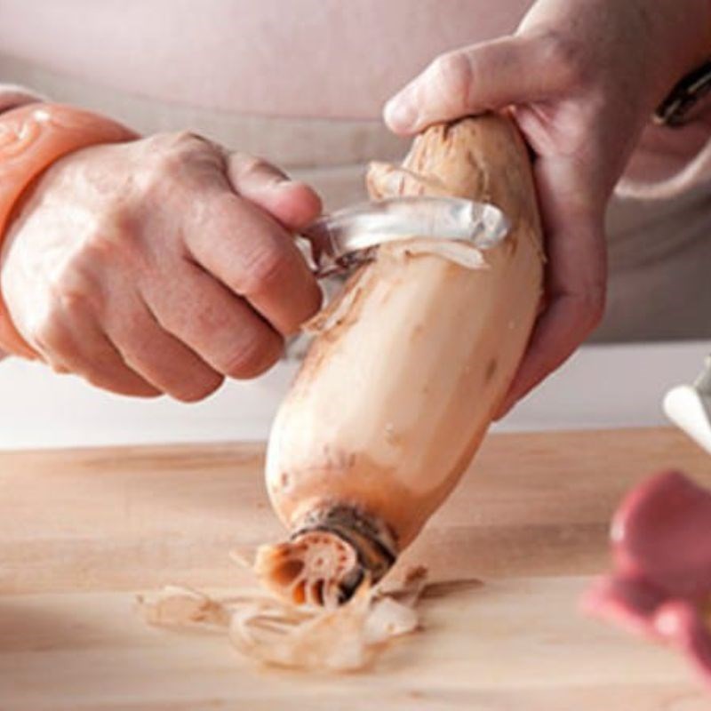 Step 2 Prepare lotus root and carrot for red apple lotus root soup