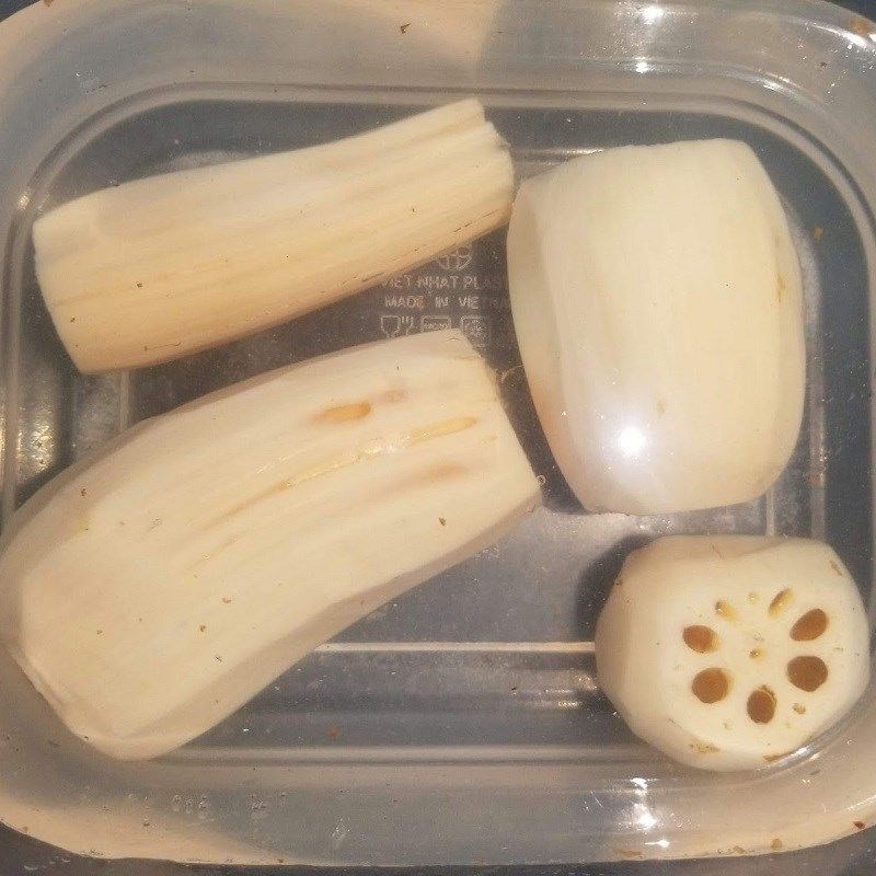 Step 2 Prepare lotus root and carrot for red apple lotus root soup