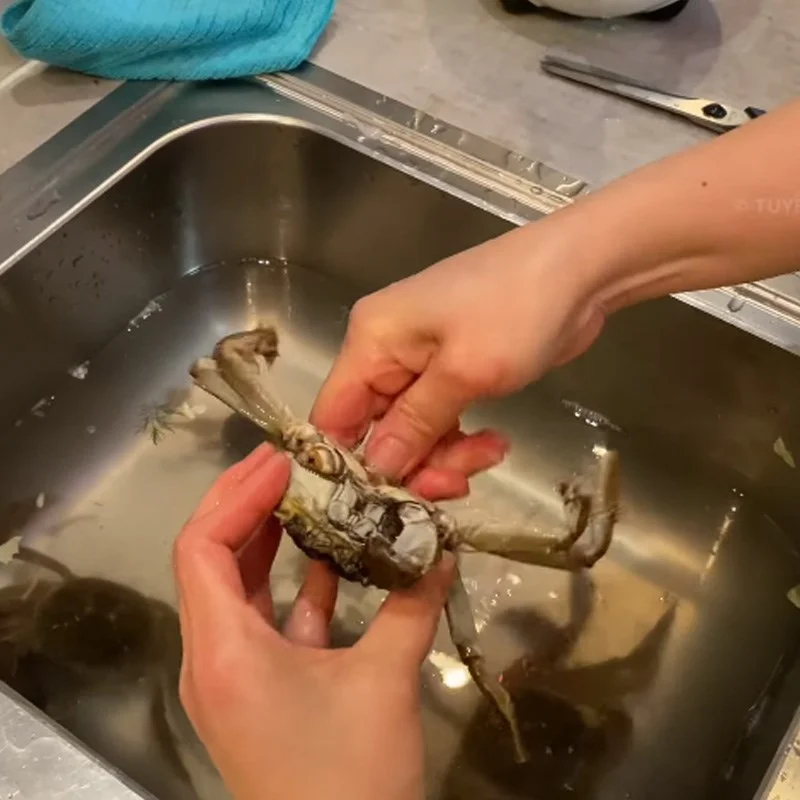 Step 2 Preparing crab and squid Seafood lobster hotpot