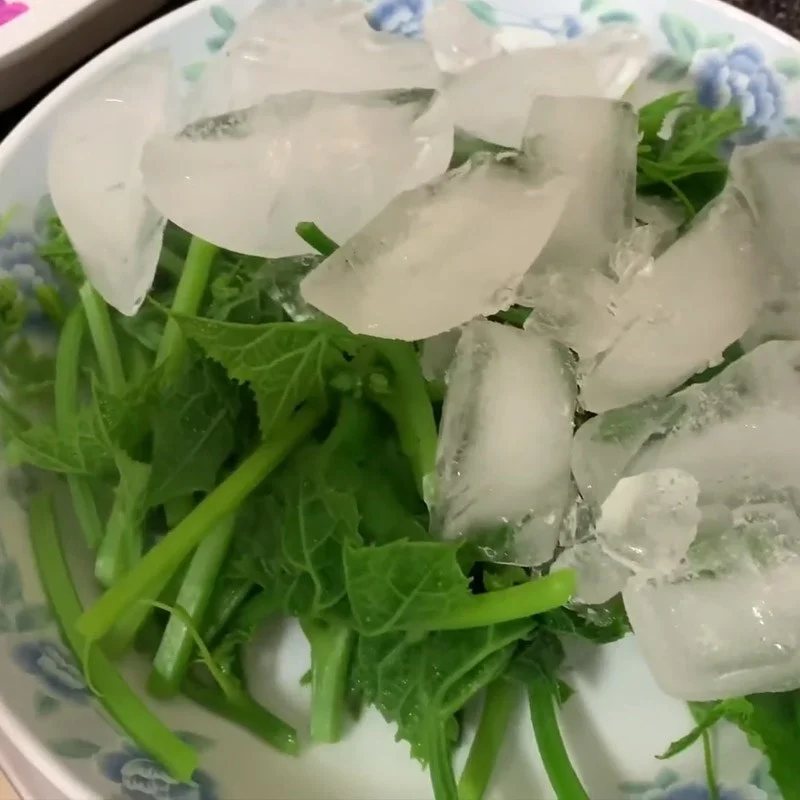 Step 1 Prepare the sponge gourd shoots Stir-fried sponge gourd shoots with garlic