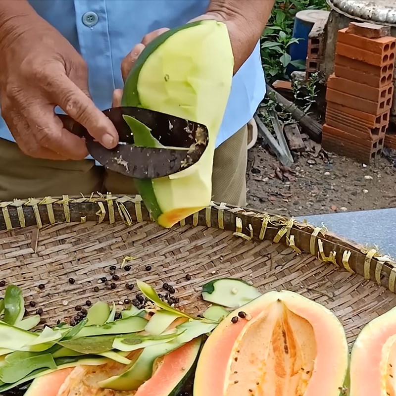 Step 1 Preparing papaya Fish sauce with snakehead fish and rice powder