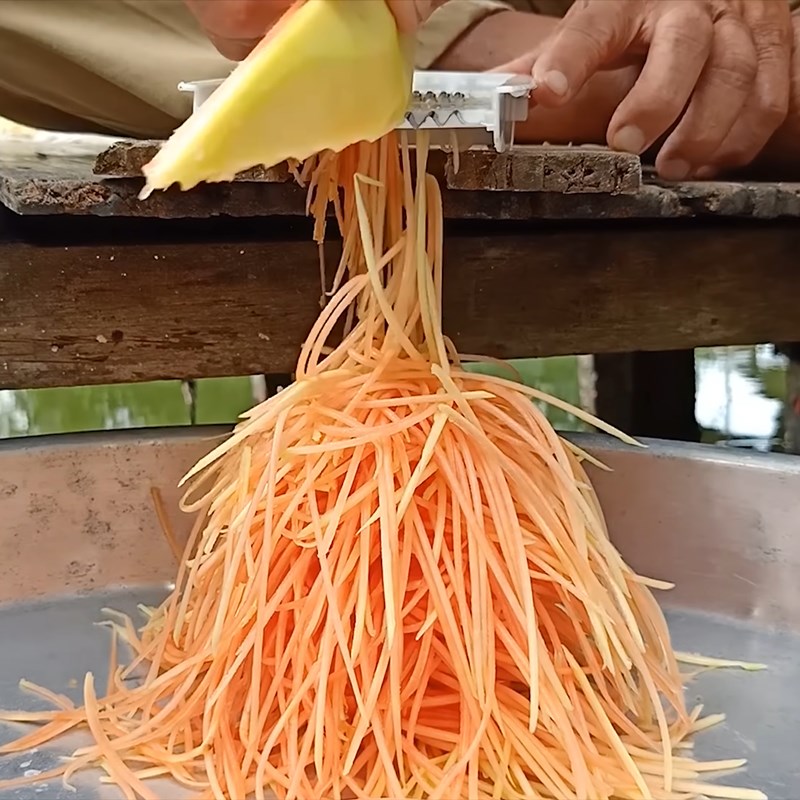 Step 1 Preparing papaya Fish sauce with snakehead fish and rice powder
