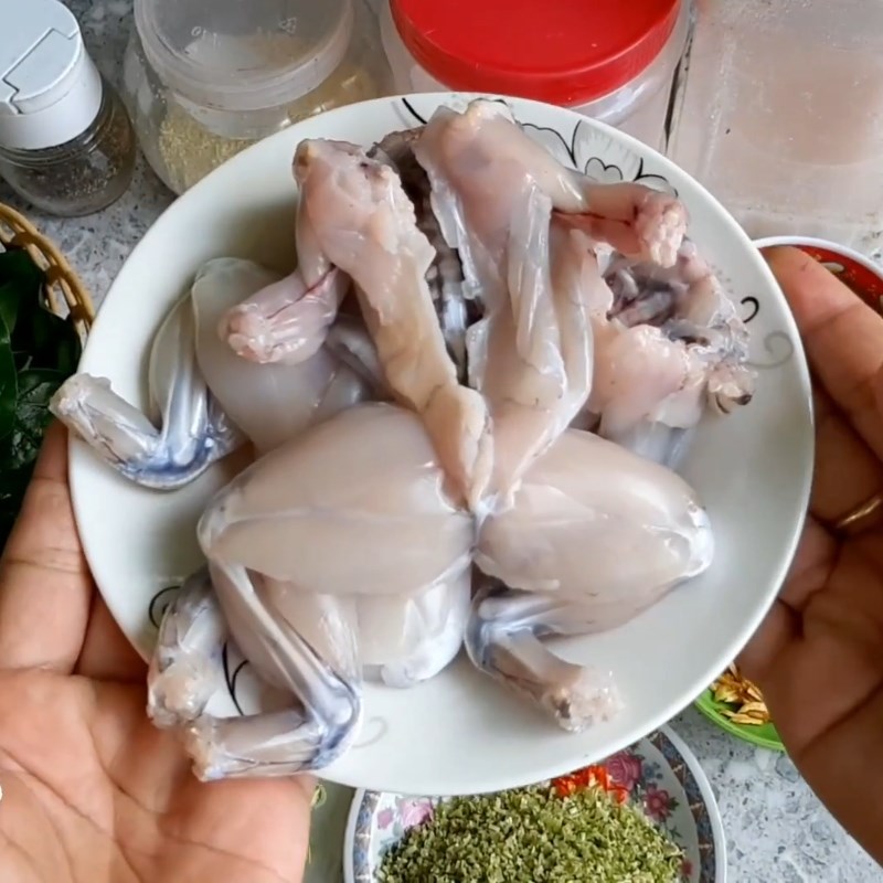 Step 1 Prepare the frog Grilled frog wrapped in betel leaves