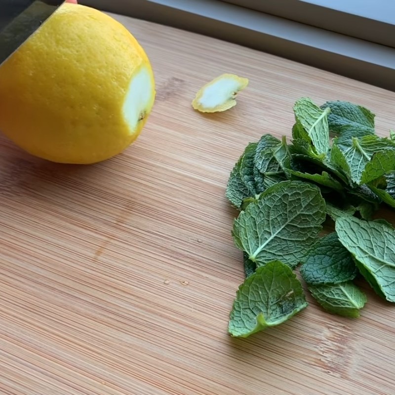 Step 1 Prepare the mint leaves for fresh lemon mint tea