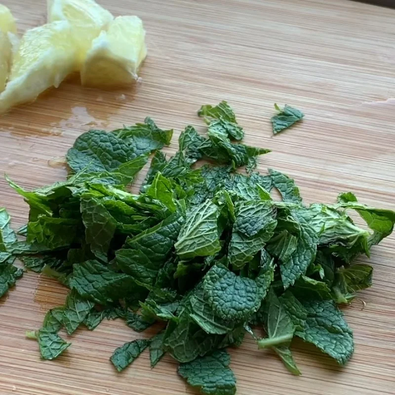 Step 1 Prepare the mint leaves for fresh lemon mint tea