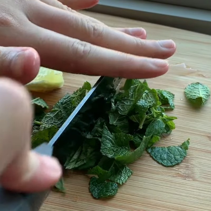 Step 1 Prepare the mint leaves for fresh lemon mint tea
