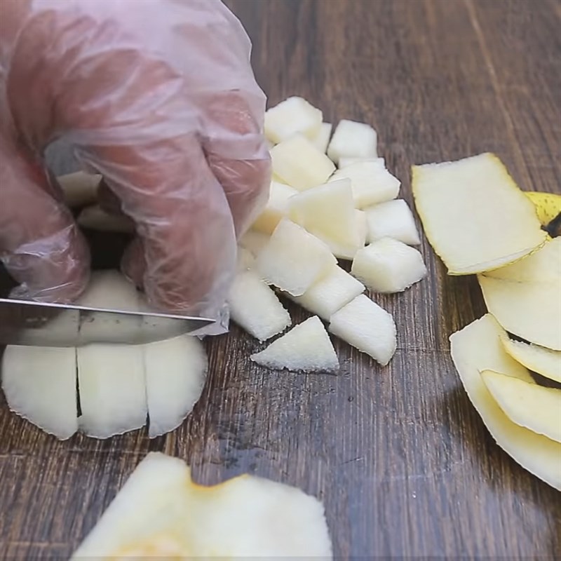 Step 1 Prepare pear Ginger pear water