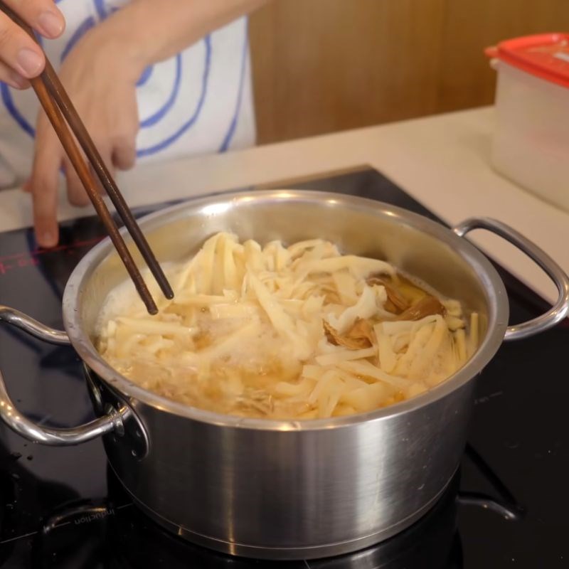 Step 2 Preparing dried bamboo shoots Bun ngan dried bamboo shoots