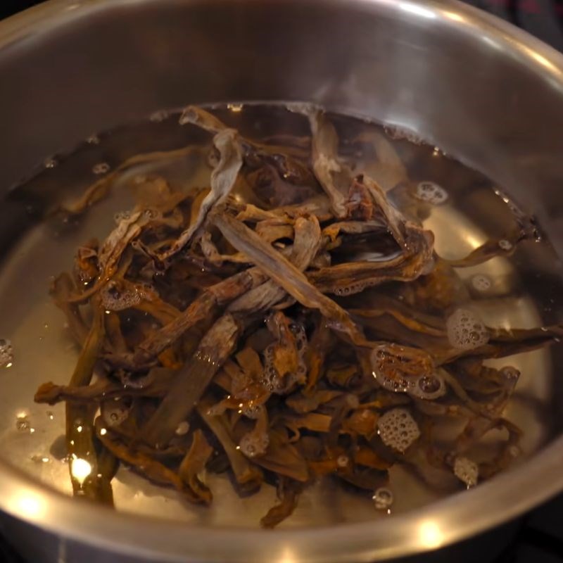 Step 2 Preparing dried bamboo shoots Bun ngan dried bamboo shoots